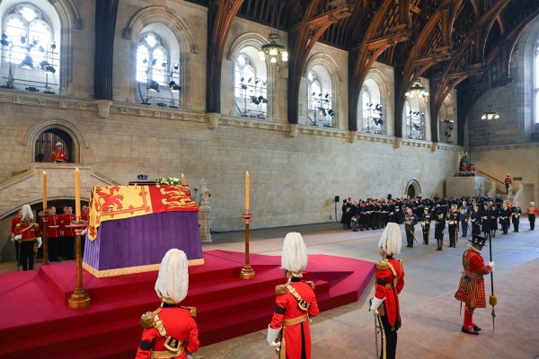 Abre la capilla ardiente de Isabel II en Westminster con colas de 4,5 kilómetros