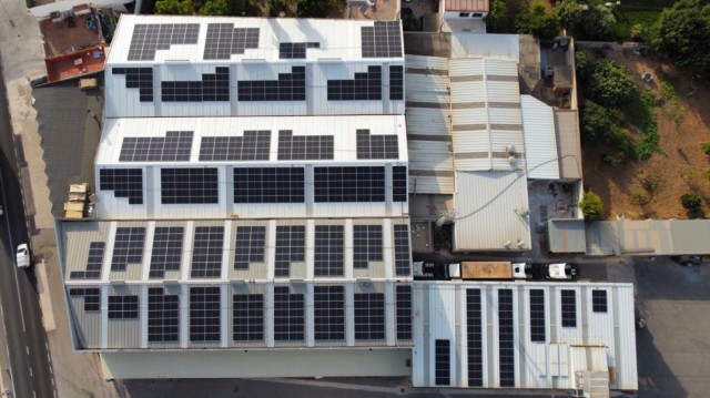 Merkacristal instala en su sede de Benicarló más de 600 paneles solares de Quantica Renovables
