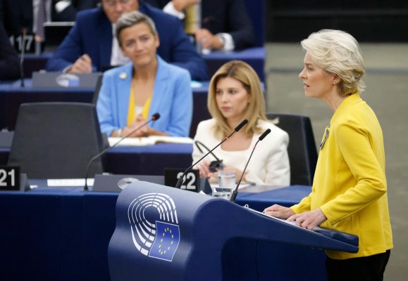 Bruselas pide un ahorro del 10% en consumo de electricidad y una tasa del 33% a las energéticas