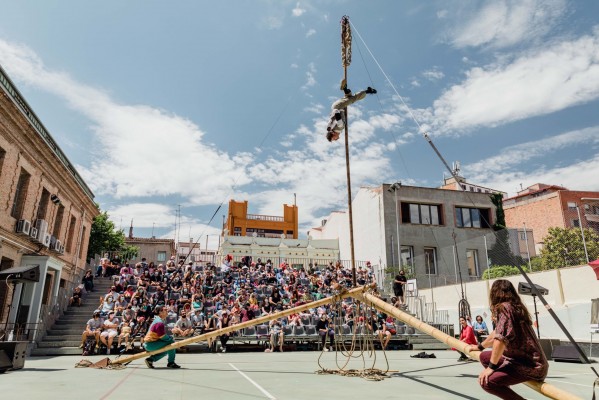 Dos espectáculos gratuitos llevan el circo contemporáneo a la Plaza de la Universidad de Murcia 