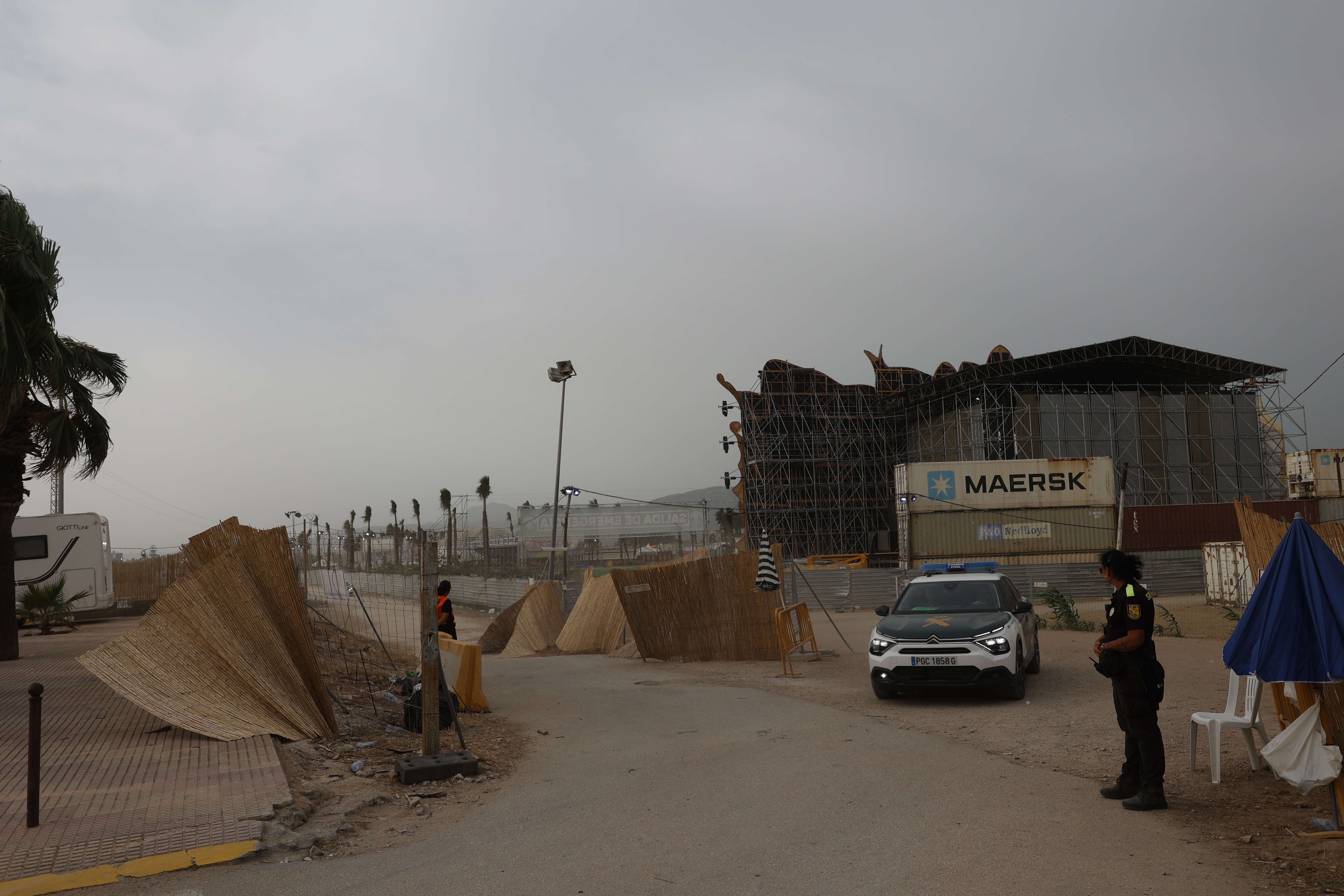 La Guardia Civil, en el recinto del festival la mañana después de la tragedia. Foto: EVA MÁÑEZ - 