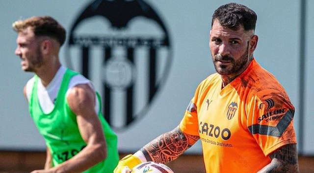 Herrerín se fotografía para LaLiga en Paterna con la camiseta del Valencia