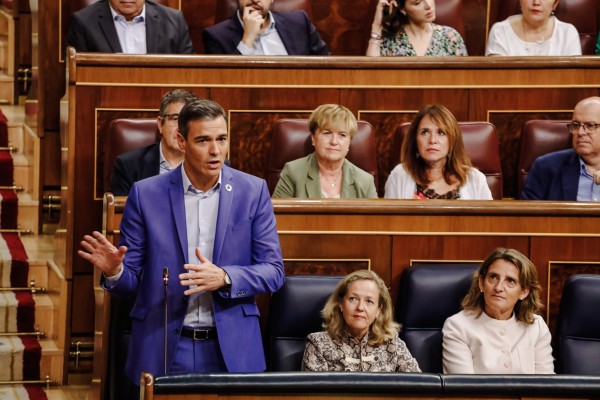 Sánchez dice que el PP defiende el programa de las energéticas y Gamarra le acusa de estar 