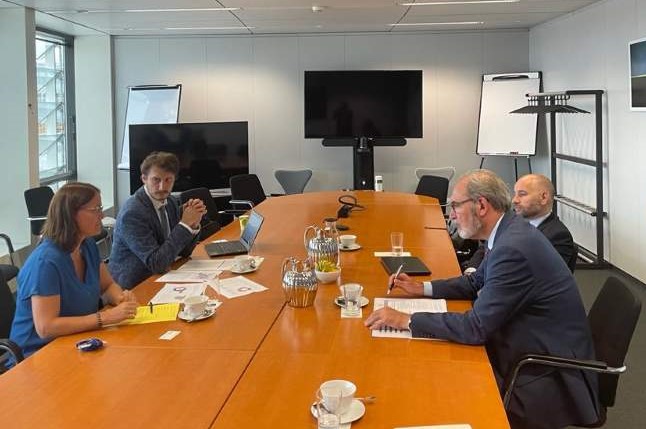 Bruselas promete avances al azulejo para reabrir mercados vetados pero no en el problema del gas