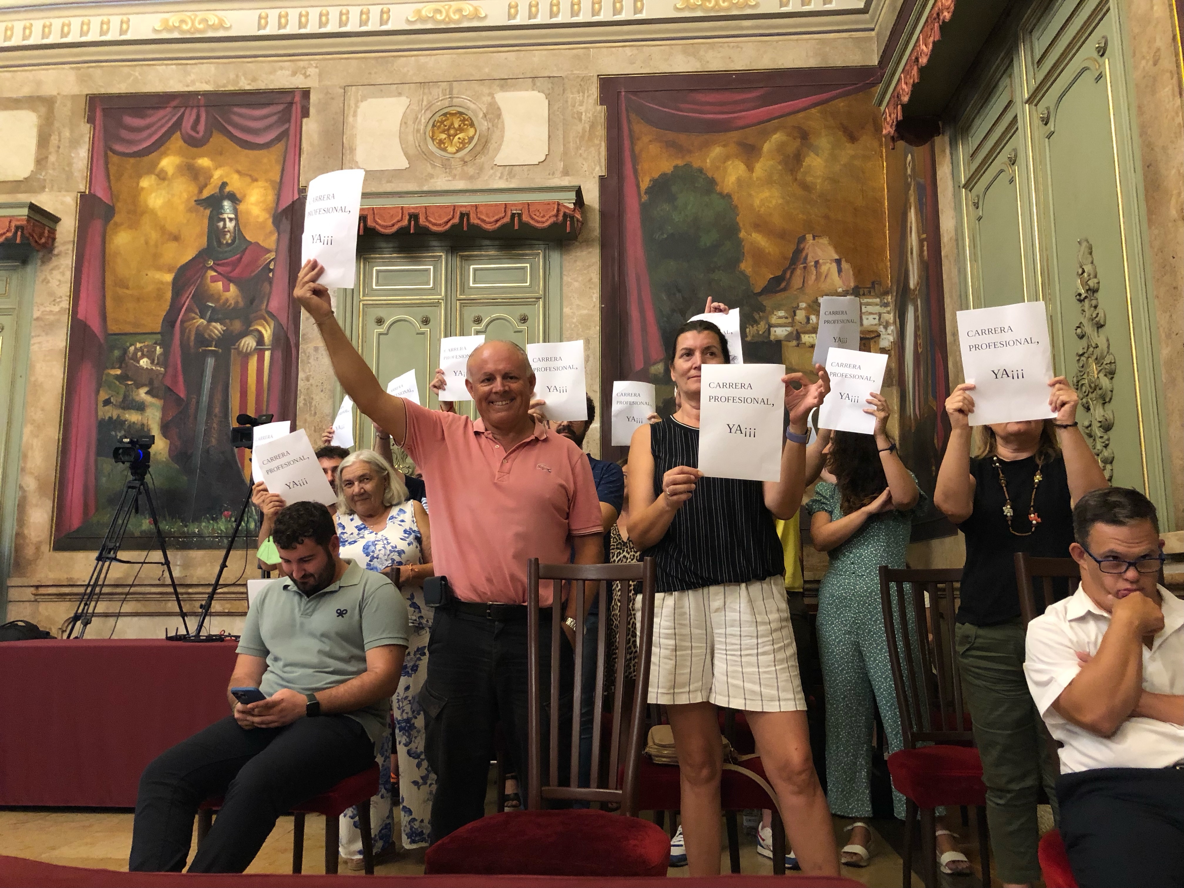 El personal de la Diputación exige la carrera profesional en su primera protesta en el pleno