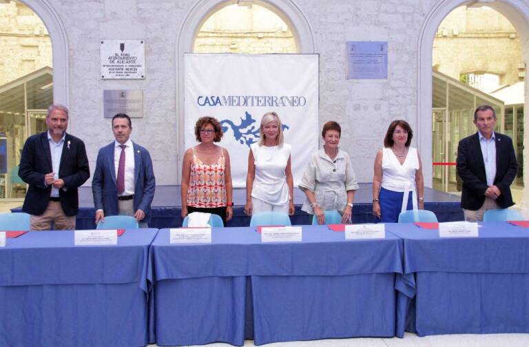 El Consell estudia si recurre la condena por discriminar a los médicos privados con la vacuna