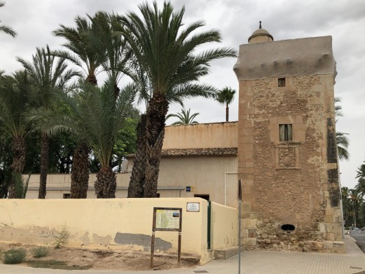 Urbanismo instala en Elche una red en la Torre de Ressemblanch para evitar desprendimientos por el deterioro
