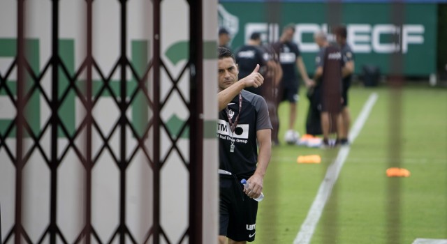 Integrantes de la Grada de Animación acceden al entrenamiento del Elche para pedir su reacción
