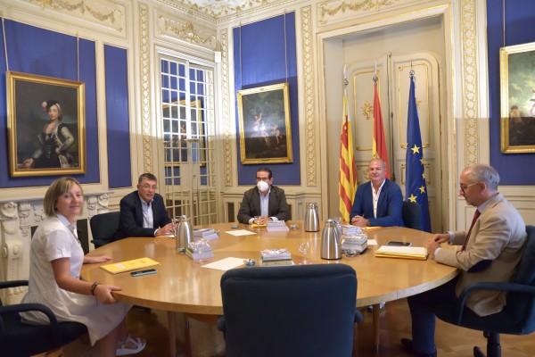 Les Corts estudian aumentar su presupuesto para pagar los despidos de los grupos 