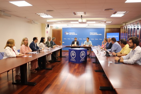 El PP engrasa su máquina electoral: candidatos a las Alcaldías, reuniones y el 'Libro blanco'
