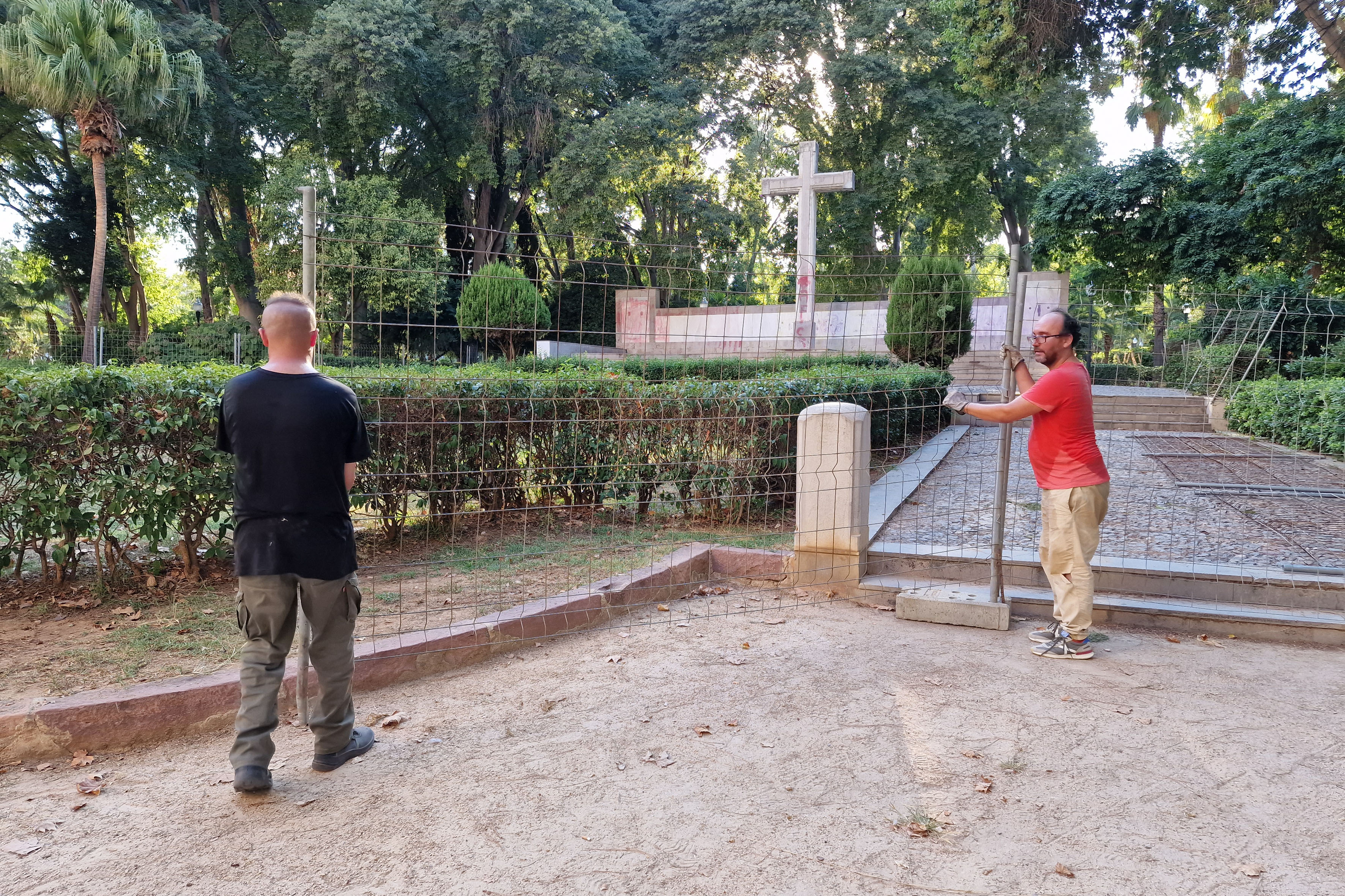 Castelló se asegura la retirada de la cruz de Ribalta: las empresas deben acreditar 5 años de experiencia