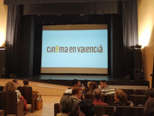 'Sota les Estrelles de París' obri el cicle de cinema en valencià al Teatre del Raval de Castelló