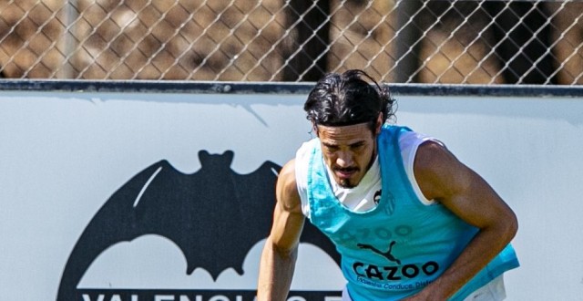 Cavani entrena con el grupo y acerca su debut