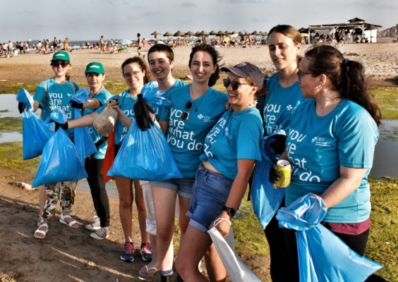 La asociación Nuestra Lucha organiza una recogida de plásticos en la playa de la Patacona 