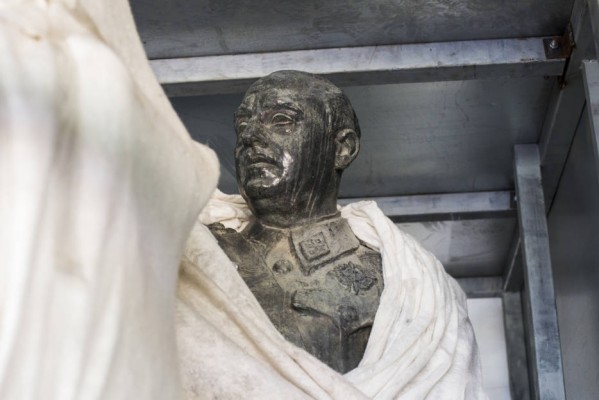 València conmemora la retirada de la estatua de Franco de la plaza del Ayuntamiento

