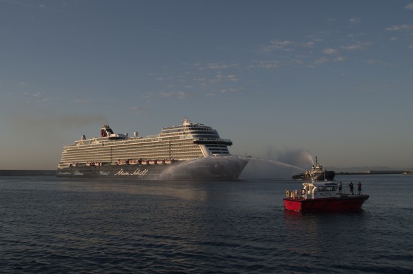 València: el crucero se viste de etiqueta y el Mediterráneo se mancha