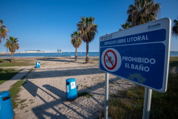 El juez insta a Alicante a cumplir su sentencia y retirar el cartel de 'prohibido el baño' en San Gabriel