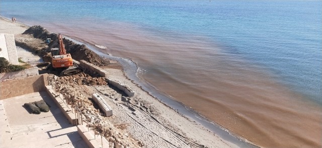 Unas obras a pie de playa en el kilómetro 11 de La Manga provoca la indignación de los vecinos