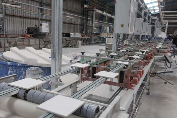 El azulejo suma 6 ERTE que afectan a 336 personas en septiembre y ya son más de 5.750 trabajadores