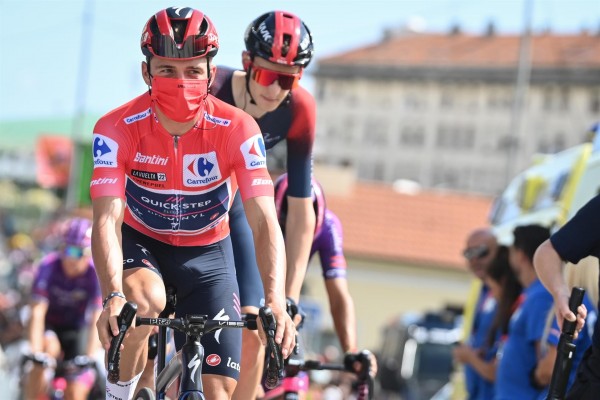 Remco Evenepoel da un golpe en la mesa y gana en la subida al Piornal para seguir líder