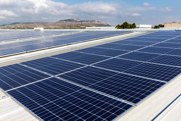 Giménez Ganga duplica su apuesta por la energía solar con otra instalación fotovoltaica en sus naves de Sax