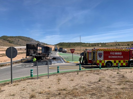 Un incendio en la Fuente del Pino de Jumilla obliga a cerrar la carretera con Yecla