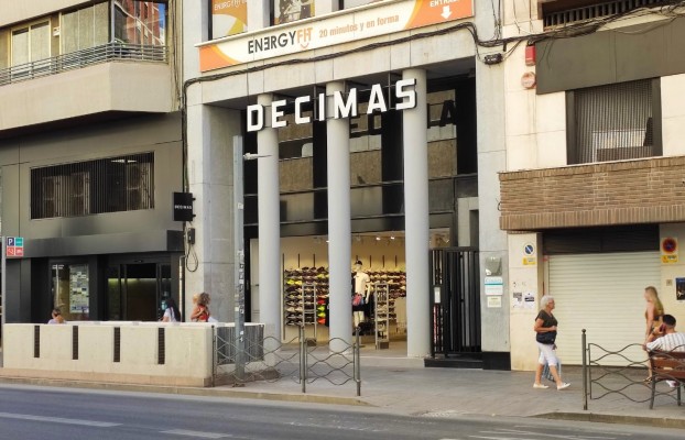 Décimas alquila a Caixabank su antigua oficina de Maisonnave para abrir su primer local a pie de calle