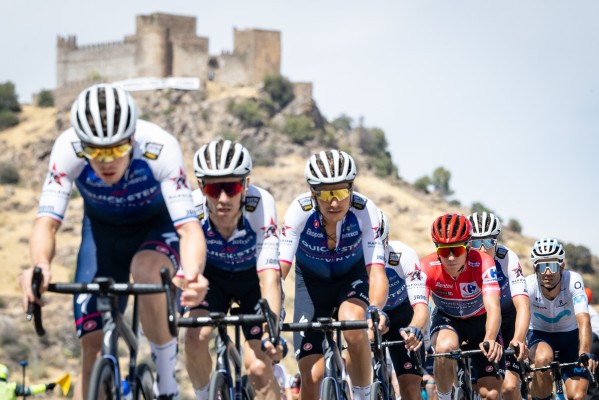 Rigoberto Urán gana la etapa en Tentudía; Evenepoel sigue líder