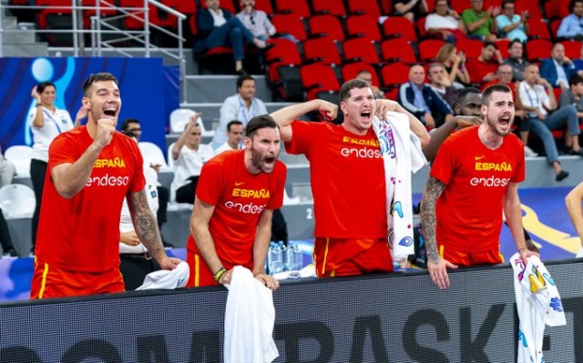 España se clasifica como primera del grupo A