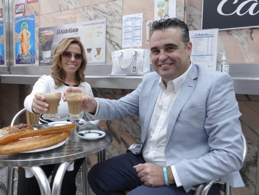 El restaurante El Brillante de Madrid presume de su fidelidad a la receta del café asiático cartagenero y así lo comprueba la vicealcaldesa

