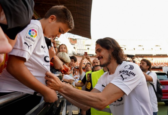 Cavani pisa el césped por primera vez, aunque sigue en solitario
