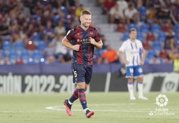 Mustafi se perderá el próximo mes y medio de competición