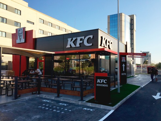 Abre el quinto KFC de Murcia en Juan Carlos I, con capacidad para casi 200 clientes y con 30 puestos de trabajo 