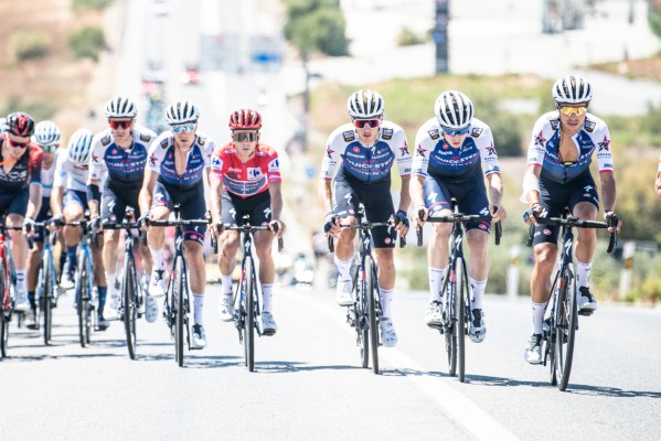 Pedersen logra el doblete en un final accidentado y Evenepoel sigue líder
