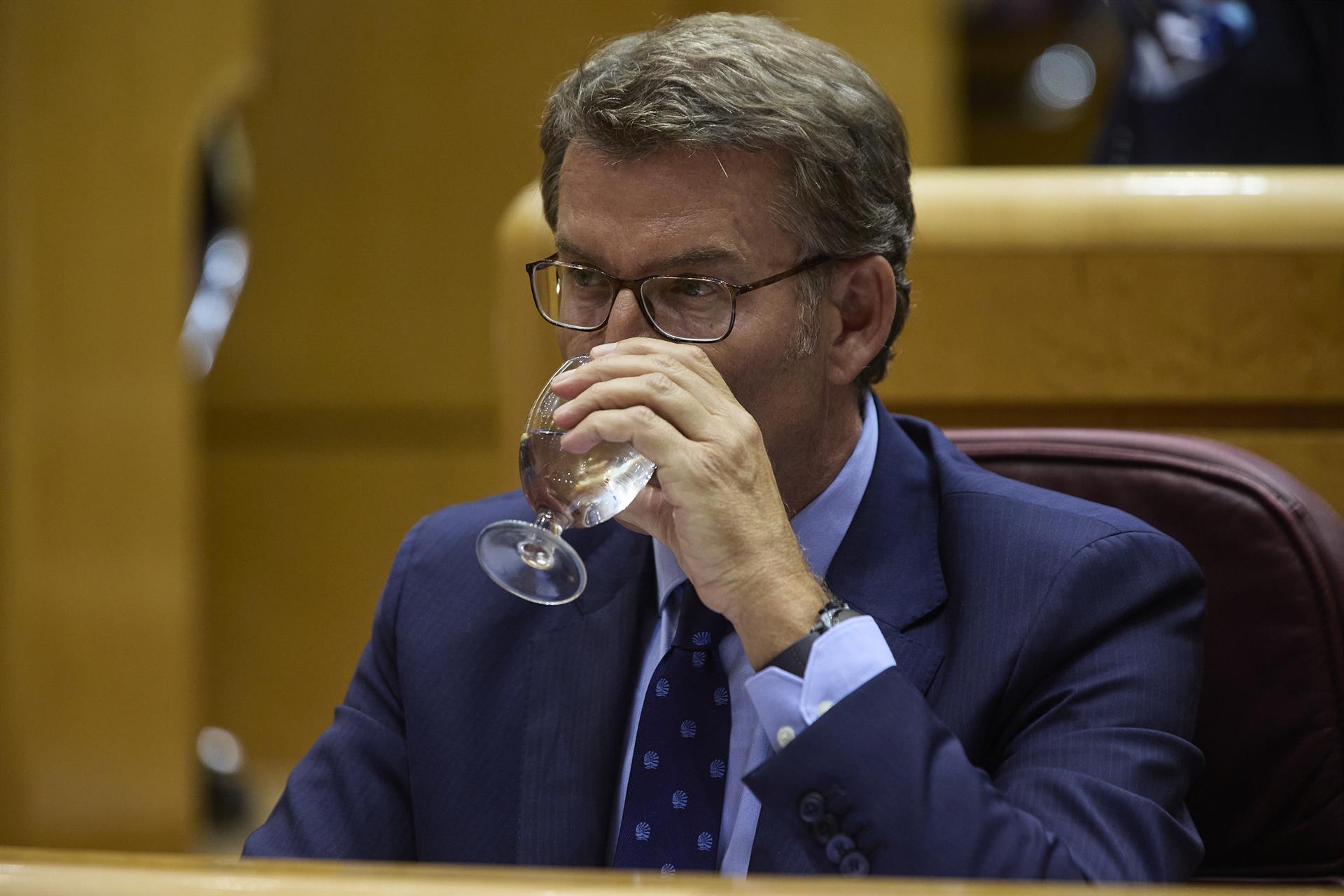 Feijóo ofrece a Sánchez apoyo para terminar la legislatura si cesa a los ministros de Podemos 