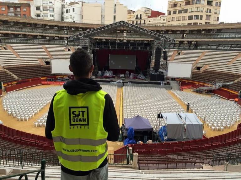 Uno de los operarios de la UTE concesionaria del servicio, en la Plaza de Toros. Foto: SIT DOWN  - 