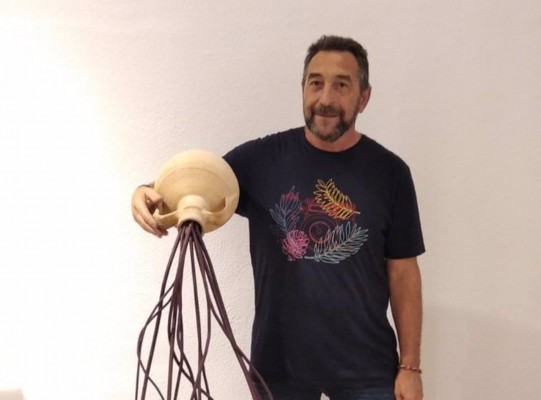Antonio Fernández expone la muestra 'Paisaje de Víd-a', sobre culturas relacionadas con el vino