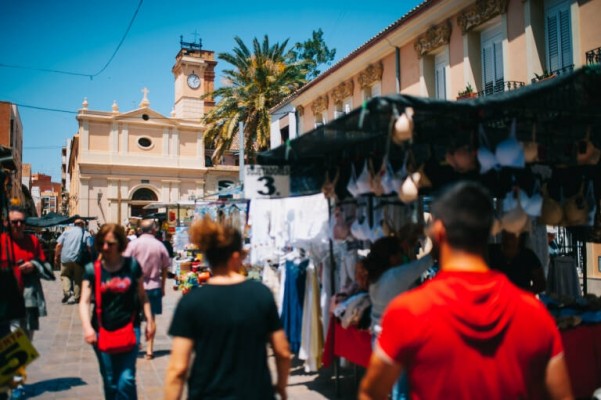 La vida a la plaça de poble

