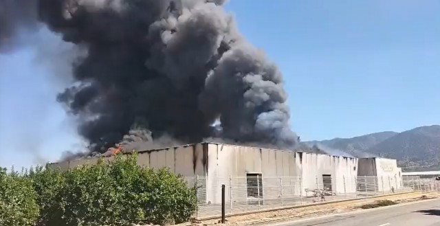El incendio de una fábrica de Librilla moviliza los bomberos de cuatro parques de la Región