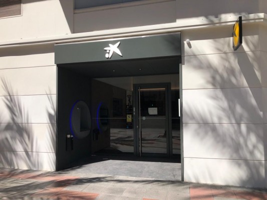 CaixaBank revierte la oleada de cierres en Alicante: reabre oficina en el Centro y planea otra en la Playa
