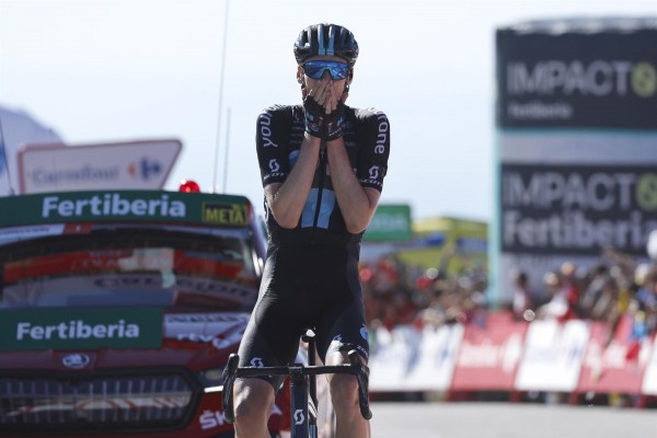 Arensman gana la etapa reina en Sierra Nevada, Evenepoel mantiene la roja 