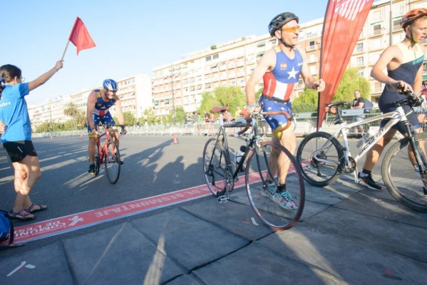 Valle y Baidez lideran la prueba reina del Mediterránea Triatlón Valencia 