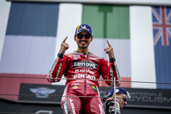 Bagnaia vuelve a ganar y hace historia 