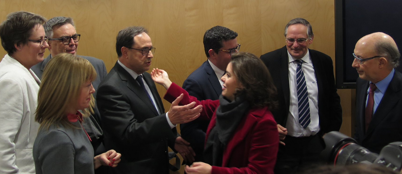 Vicent Soler saluda a Sáenz de Santamaría al inicio del CPFF. Foto: GVA - 