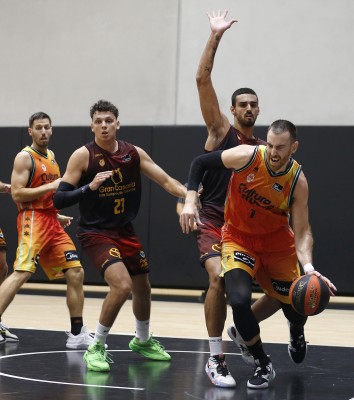 El Valencia arrolla al Gran Canaria en su estreno de pretemporada