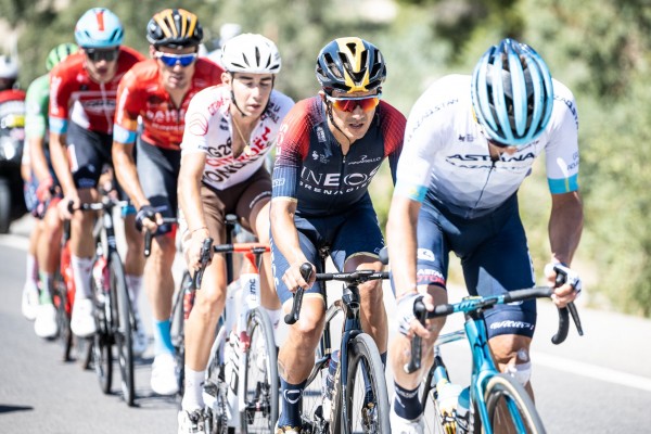 Carapaz llama dos veces, Roglic pone contra las cuerdas a Evenepoel
