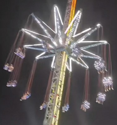 Susto en la Feria de Murcia al quedarse una veintena de personas colgadas en el aire en una atracción