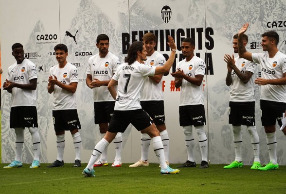 Más de 8.000 aficionados dan la bienvenida a los nueve fichajes del Valencia CF