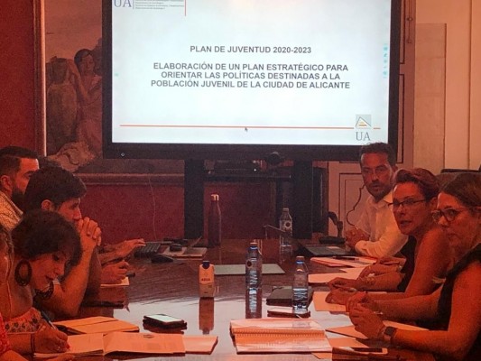 Alicante promueve su primer plan de Juventud y convoca ayudas para obtener el carné de conducir