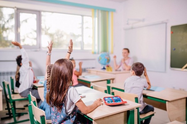 Sanidad elimina de las aulas la ventilación permanente y la distancia en comedores